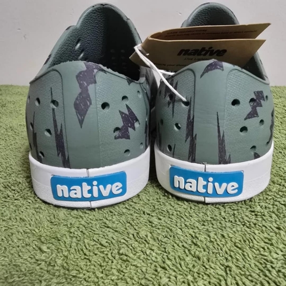 Native MISMATCH SIZE 1 AND 2 Jefferson Print Slip On Shoe Lightning Green NWT - Picture 9 of 13